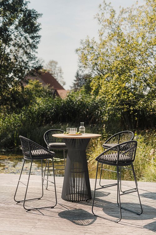 High Dining ist im Kommen - hier ein Stehtisch mit Barstühlen von Niehoff Garden. - © Niehoff Garden/dpa-tmn