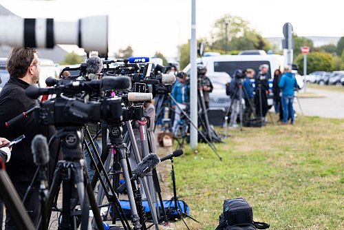 Vor Ort sind viele Medienvertreter. - © Michael Matthey/dpa