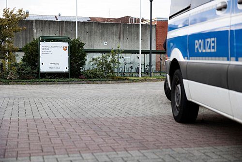 Ein Mannschaftswagen steht vor der JVA. - © Michael Matthey/dpa