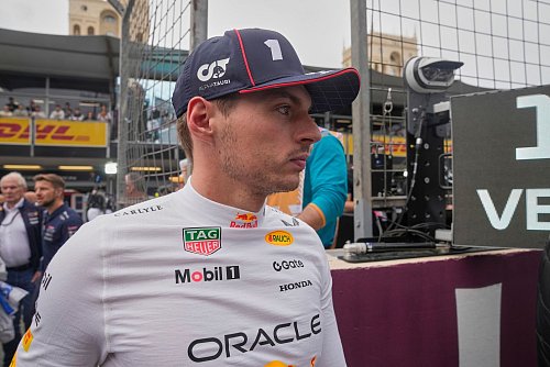 Wie weit geht es noch im Kampf um die WM für Verstappen? - © Darko Bandic/AP/dpa