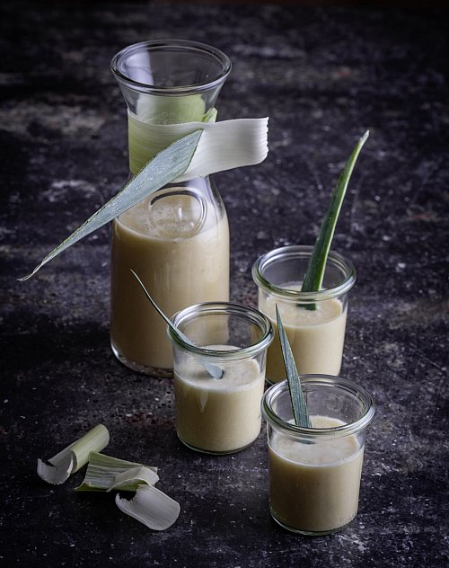 Wer eine Suppe wie diese Vichyssoise beisteuert, füllt sie am besten erst nach dem Transport vor Ort in kleine Gläser. - © Valerie Hammacher/ars vivendi/dpa-tmn