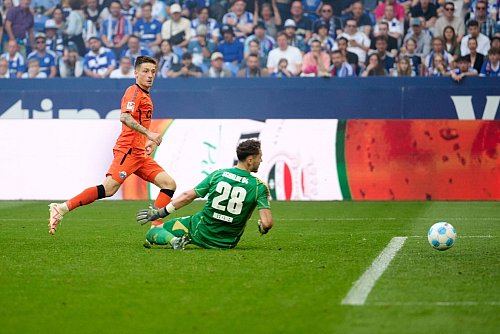 Die Vorentscheidung: Paderborns Marvin Mehlem trifft zum 2:0. - © Bernd Thissen/dpa