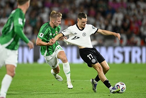Die deutsche Nationalmannschaft um Florian Wirtz (r) kämpfte gegen Nordirland um Wiedergutmachung. - © Marius Becker/dpa