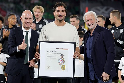 Mats Hummels (m) wurde vor dem Anpfiff geehrt - © Rolf Vennenbernd/dpa