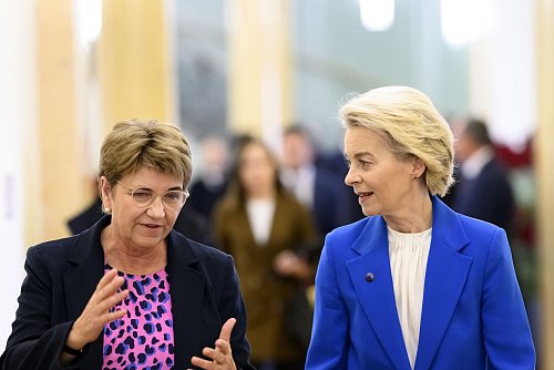 Es sei gelungen, «ausgewogene» Lösungen zu erarbeiten, sagte die Schweizer Präsidentin Viola Amherd (l). - © Alessandro Della Valle/KEYSTONE/dpa