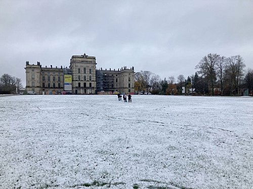 Der Norden Deutschlands wie hier das Schloss Ludwigslust in Mecklenburg-Vorpommern bekam vielerorts schon Schnee ab. - © Iris Leithold/dpa