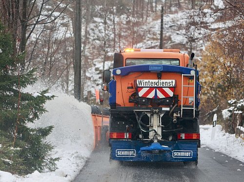 Im Harz rückte bereits der Winterdienst aus. - © Matthias Bein/dpa