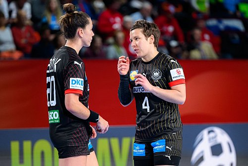 Emily Bölk (l.) und Alina Grijseels führten das DHB-Team seit 2021 an. - © Marco Wolf/dpa