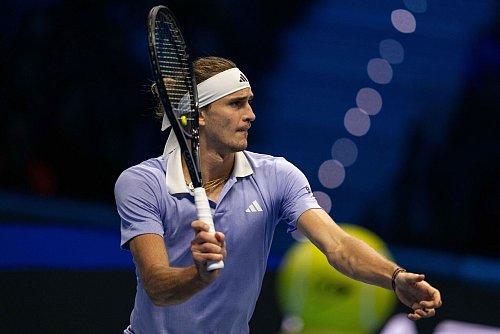 Alexander Zverev präsentierte sich gegen Casper Ruud stark am Netz. - © Marco Alpozzi/LaPresse via ZUMA Press/dpa