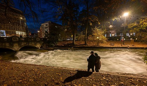Kein Surfer auf dem Münchner Eisbach - denn die bekannte Welle funktioniert nicht mehr. Die Surfer rätseln über die Gründe. (Archivbild) - © Peter Kneffel/dpa