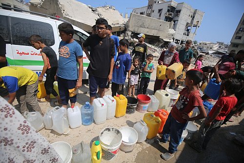 Im Gazastreifen fehlt es den Menschen an allem - selbst um Wasser müssen sie sich anstellen. - © Omar Ashtawy/APA Images via ZUMA Press Wire/dpa