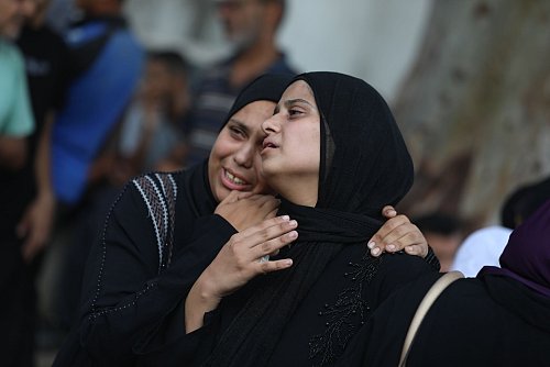 Trotz teilweiser humanitärer Feuerpause greift Israel weiter im Gazastreifen an - in den Krankenhäusern trauern die Angehörigen um ihre Toten. - © Omar Ashtawy/APA Images via ZUMA Press Wire/dpa