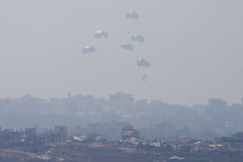 Erstmals seit Monaten lässt Israel humanitäre Hilfe in größerem Stil in den Gazastreifen. - © Ohad Zwigenberg/AP/dpa