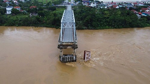 Die Brücke stürzte Augenzeugen zufolge ganz plötzlich ein. - © Bui Van Lanh/VNA/AP/dpa