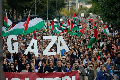 An einer propalästinensischen Demonstration am Rande des Internationalen Filmfestivals von San Sebastián beteiligten sich am Donnerstag mehrere Tausend Menschen. - © Arnaitz Rubio/EUROPA PRESS/dpa