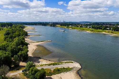 Die Angehörigen des Jungen wurden am Ufer von Notfallseelsorgern betreut. - © Christoph Reichwein/dpa