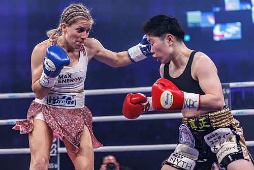 Die Linke von Tina Rupprecht (l) landet im Gesicht ihrer Gegnerin Sumire Yamanaka. - © Andreas Gora/dpa