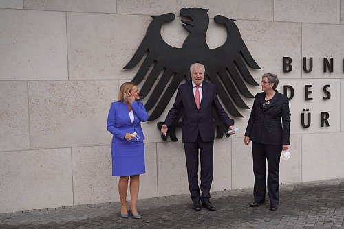 Horst Seehofer (CSU) war als Bundesinnenminister auch für Bau zuständig. Am 8. Dezember 2021 übergab er das Amt an zwei Politikerinnen der SPD. Nancy Faeser wurde Bundesinnenministerin. Klara Geywitz übernahm das neu geschaffene Bauministerium. (Archivfoto) - © Jörg Carstensen/dpa