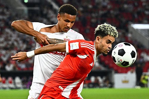 Neuer Bayern-Star: Luis Diaz (r) kam vom FC Liverpool. - © Tom Weller/dpa