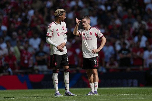 Jetzt in Liverpool: Die ehemaligen Bundesliga-Stars Hugo Ekitike (l) und Florian Wirtz. - © Dave Shopland/AP/dpa
