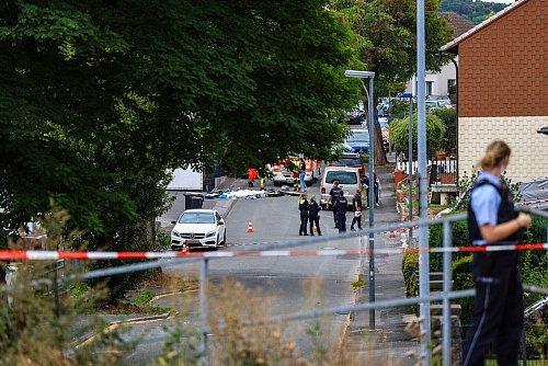 Ein Toter und ein Verletzter nach Schüssen in Menden. - © Alex Talash/dpa
