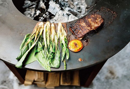 Zutaten wie Sojasauce, Misopaste und japanische Mayonnaise verleihen dem Steak Tataki einen asiatischen Touch. - © Markus Gmeiner/Karin Faltejsek/Matak Studios/Heel Verlag/dpa-tmn