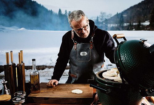 «Wintergrill-Pionier» Tom Heinzle liebt das Gefühl der Ruhe beim Grillen in der Kälte. - © Markus Gmeiner/Karin Faltejsek/Matak Studios/Heel Verlag/dpa-tmn