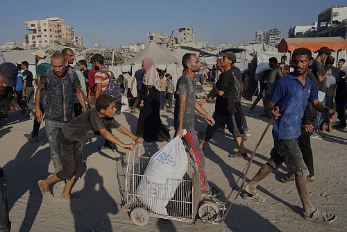 Seit Sonntag gelangen auf dem Landweg wieder täglich größere Hilfslieferungen in den Gazastreifen. - © Jehad Alshrafi/AP/dpa