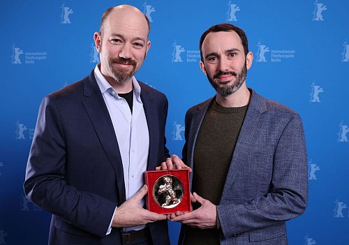 US-Regisseur Brandon Kramer (r) und US-Regisseur Lance Kramer posieren mit dem Berlinale-Dokumentarfilmpreis. - © Ronny Hartmann/AFP Pool/dpa