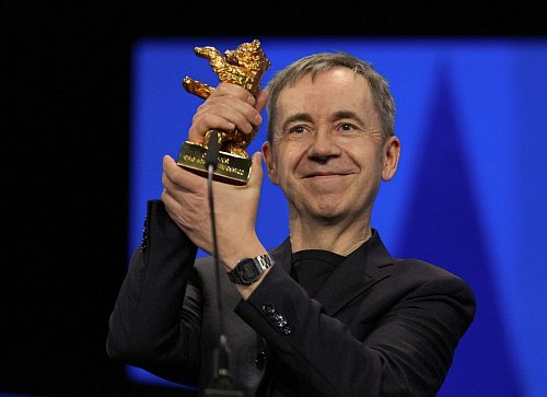 Dag Johan Haugerud mit dem Hauptpreis. - © Soeren Stache/dpa