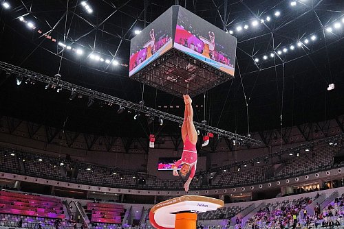 Fehlgriff auf dem Weg zur Medaille: Karina Schönmaier. - © Dita Alangkara/AP/dpa