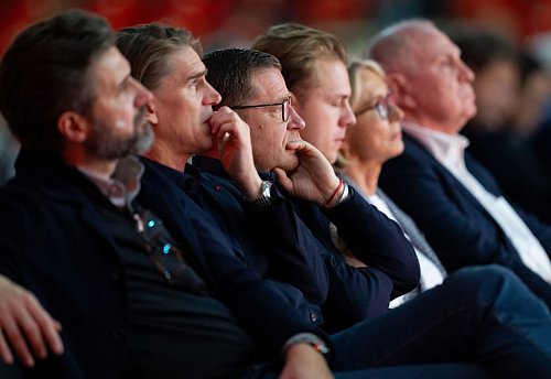 Max Eberl (3.v.l.) hofft auf eine Vertragsverlängerung von Musiala. - © Sven Hoppe/dpa
