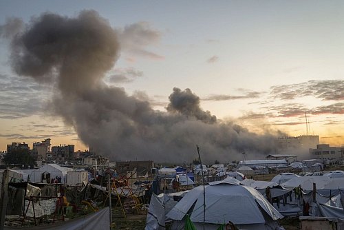Rauch steigt nach einem israelischen Angriff auf. (Archivbild) - © Jehad Alshrafi/AP/dpa