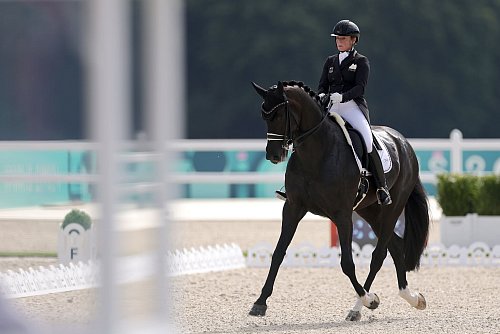 Isabell Werth und Wendy ließen der Konkurrenz in Stuttgart keine Chance. - © Rolf Vennenbernd/dpa