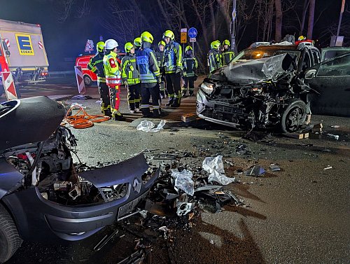 Bei einem Frontalzusammenstoß zweier Autos sind in Münster zwei Personen schwer und eine leicht verletzt worden. - © Helmut P. Etzkorn/dpa