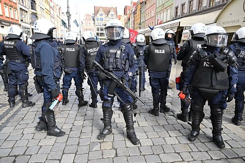 Vor dem Finale war es auf den Straßen Breslaus unruhig. - © Maciej Kulczynski/PAP/dpa