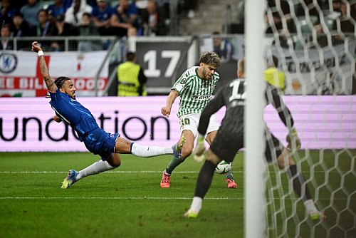 Abdessamad Ezzalzouli (M) erzielte für Betis Sevilla das 1:0 im Conference-League-Finale - © Rafal Oleksiewicz/PA Wire/dpa