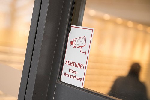 Dritte müssen darüber aufgeklärt werden, dass sie beim Betreten eines Grundstücks möglicherweise aufgenommen werden. - © Robert Günther/dpa-tmn