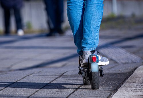 Auf Ausstattung achten: Zwei Bremsen, Licht, Reflektoren und eine Klingel sind gesetzlich vorgeschrieben – mehr Komfort bieten Luftreifen oder Federung. - © Jens Büttner/dpa