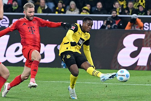 Jamie Gittens (r) war bislang Gegner des FC Bayern wie hier, als er im vergangenen Dezember in München zum 1:0 für Dortmund traf. - © Federico Gambarini/dpa