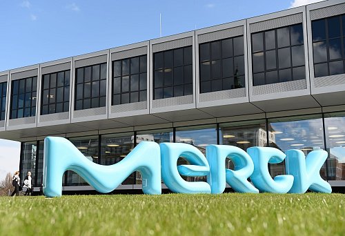 Der Pharmakonzern Merck führt neue Benefits für Beschäftigte ein (Archivbild). - © Arne Dedert/dpa