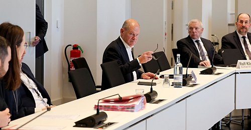 Scholz hat sich nach eigenen Worten schon frühzeitig für LNG-Terminals an der deutschen Küste starkgemacht. - © Bernd Wüstneck/dpa