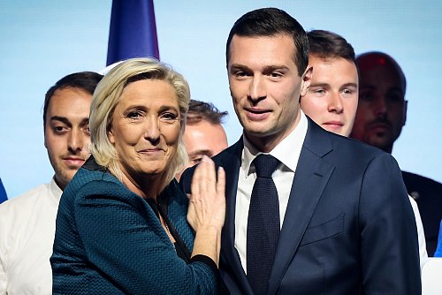 Bardella ist der politische Ziehsohn von Le Pen. (Archivbild) - © Thomas Padilla/AP/dpa