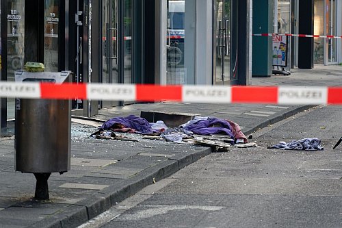 Die Polizei ermittelt zu den Hintergründen der erneuten Explosion in Köln. - © Henning Kaiser/dpa