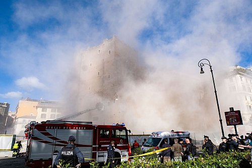 Das historische Bauwerk im Stadtzentrum wurde zum Zeitpunkt des Unglücks renoviert. - © Mauro Scrobogna/LaPresse via ZUMA Press/dpa