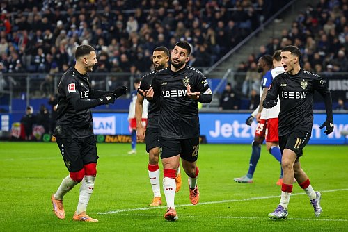 Stuttgarts Deniz Undav (M) wurde nach seinem Treffer zum 1:1 bejubelt. - © Christian Charisius/dpa