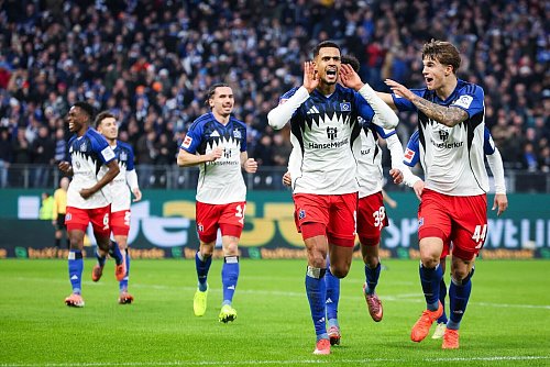HSV-Profi Robert Glatzel (M) erzielte das 1:0 gegen Stuttgart. - © Christian Charisius/dpa