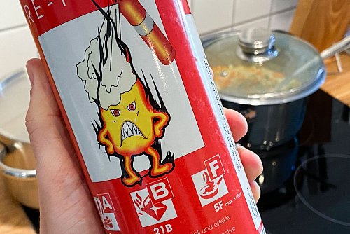 Feuerlöschsprays eignen sich nur für kleinere Entstehungsbrände, da sie schnell leer sind. - © Till Simon Nagel/dpa-tmn