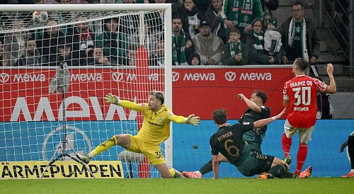 Silvan Widmer trifft zur Mainzer Führung. - © Torsten Silz/dpa