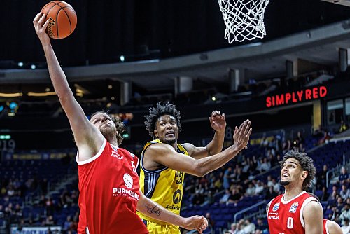 MBC-Center John Bryant zieht zum Berliner Korb. - © Andreas Gora/dpa